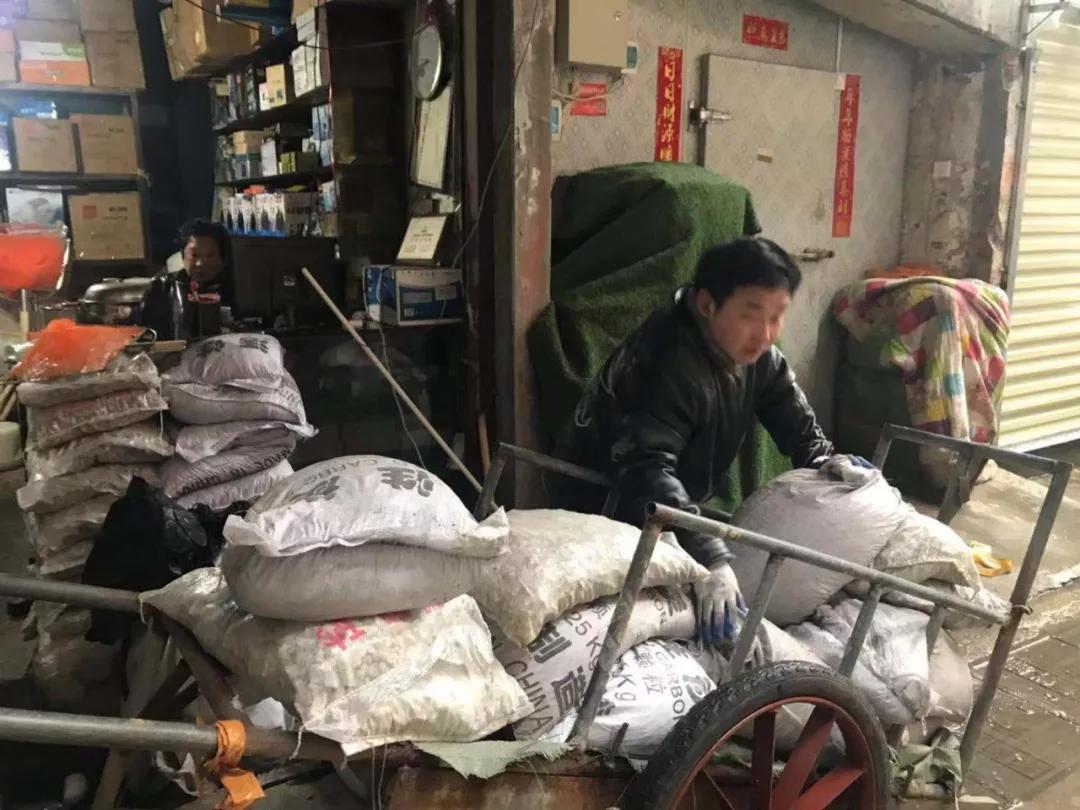 华南海鲜市场女老板,坚韧与智慧的化身,华南海鲜市场女老板的坚韧与智慧,逆境中的力量典范