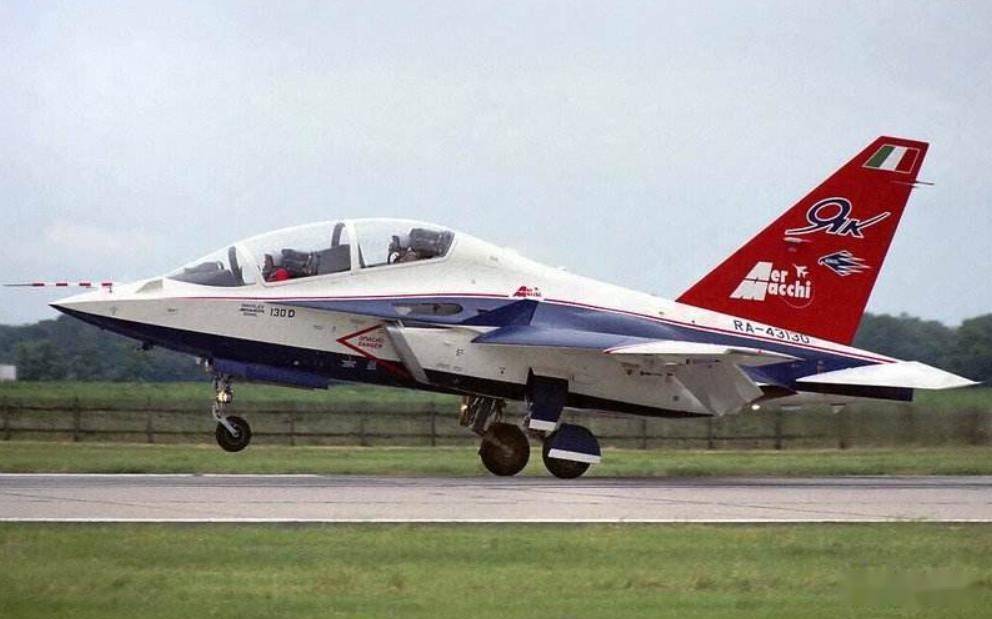 雅克130与M346,两款战斗机的独特魅力与性能对比,雅克130与M346战斗机,独特魅力与性能深度对比