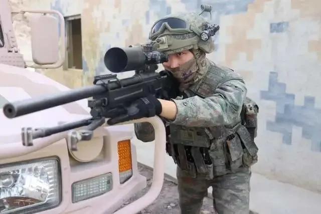 星空迷彩服下的武警夏日风采，星空迷彩服下的武警夏日风采展示