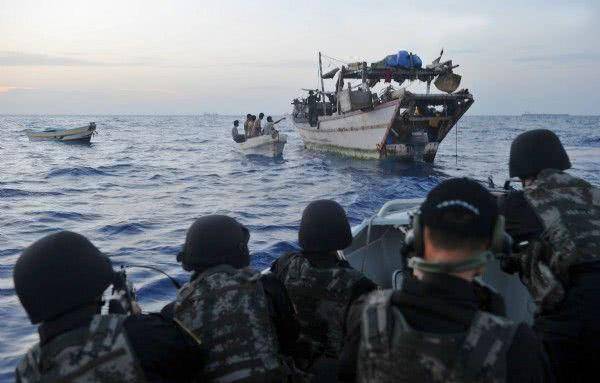 中国海军遭遇七十余艘海盗船的挑战,英勇应对与全球安全合作,中国海军迎战七十余艘海盗船,全球安全合作下的英勇应对