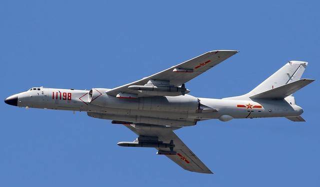 轰-6K,空中巨龙的震撼力量,空中巨龙震撼力量,轰-6K展翅高飞