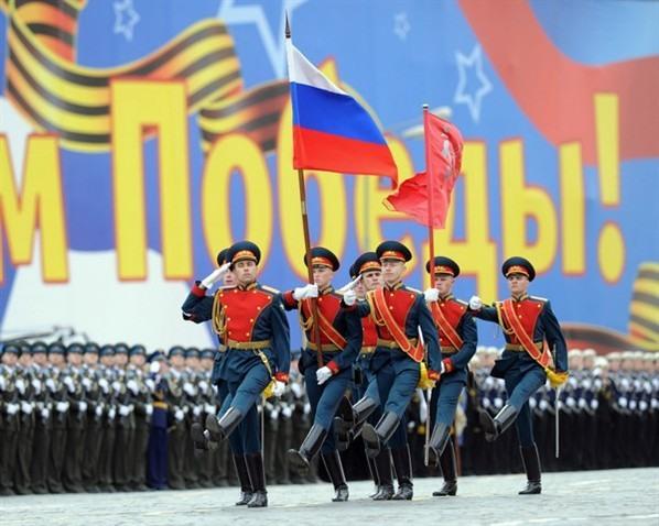 胜利日大阅兵中的特殊嘉宾，被邀请的小女孩，胜利日大阅兵中的特殊嘉宾小女孩亮相