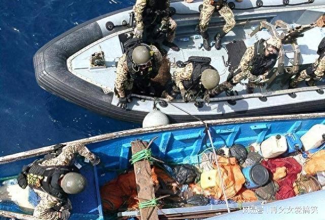 中国海军抓住海盗,捍卫海洋和平的力量,中国海军擒海盗,捍卫海洋和平的力量展现