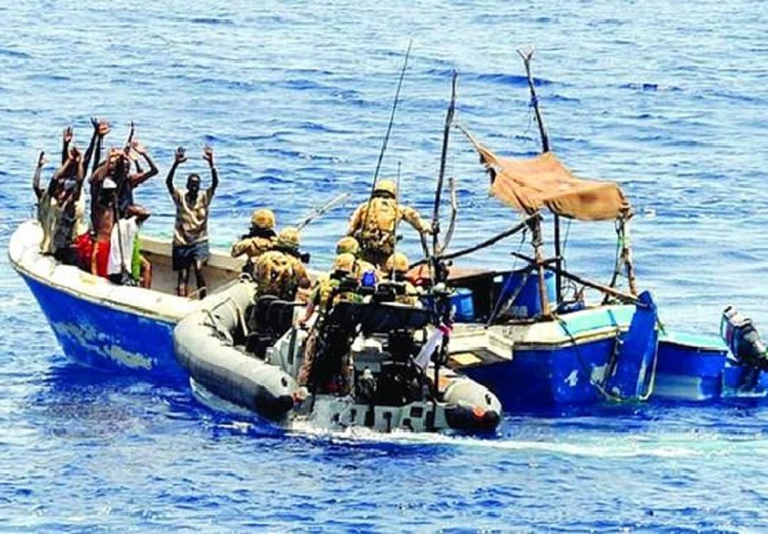 中国海军抓住海盗,捍卫海洋和平的力量,中国海军擒海盗,捍卫海洋和平的力量展现