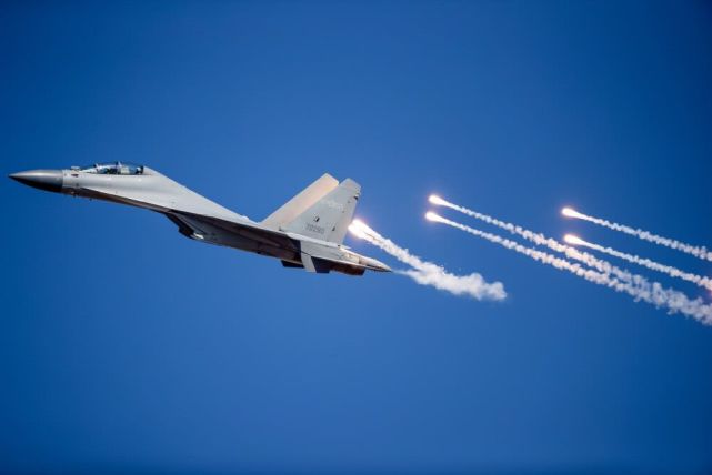 歼-16战斗机的远程打击能力,究竟能飞多远?,揭秘歼-16战斗机的远程打击能力,究竟能飞多远?