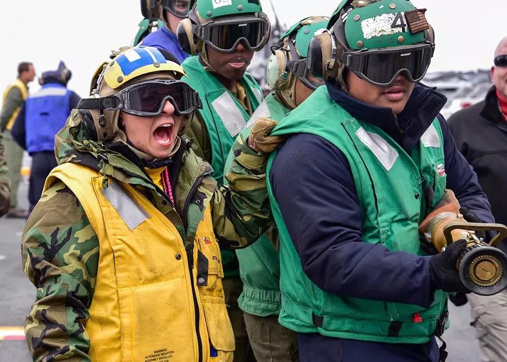 黄蜂级两栖攻击舰,多个起降点的设计与功能,黄蜂级两栖攻击舰,多起降点的设计与功能解析