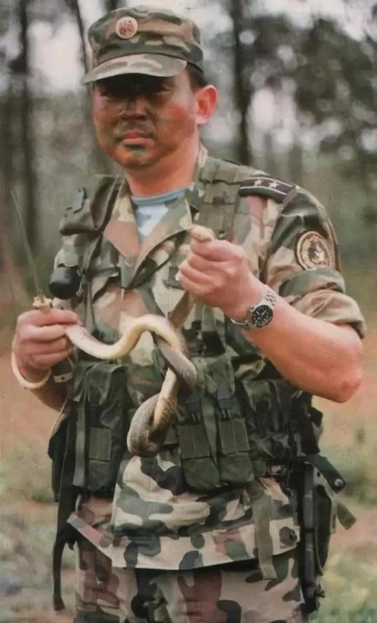 关于星空迷彩服,能否随便穿?,星空迷彩服穿着规定解析,非特定场合下能否随意穿着?