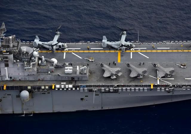 黄蜂级两栖攻击舰的搭载能力,现代海军力量的重要支柱,黄蜂级两栖攻击舰的搭载能力,现代海军力量的核心支柱