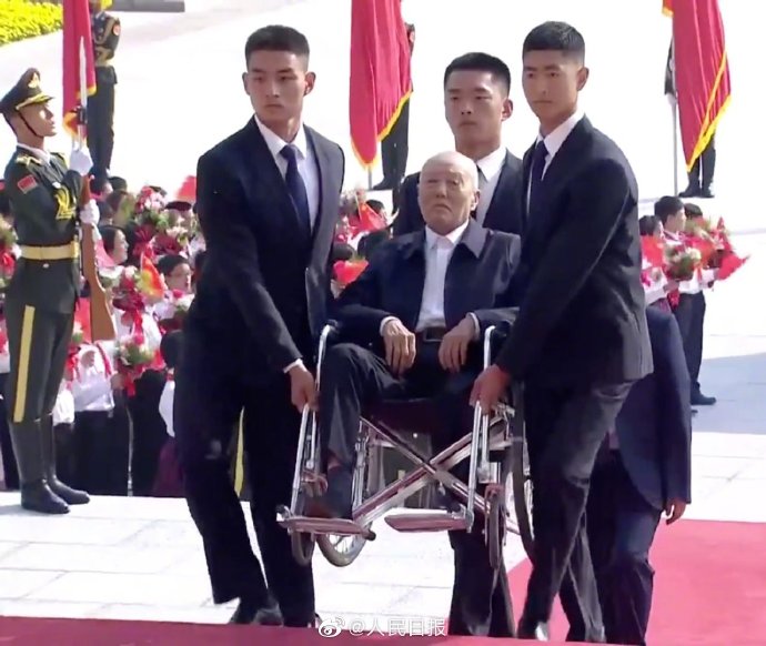 三军仪仗队抬棺袁隆平，荣耀与敬意并行，袁隆平荣享三军仪仗队抬棺礼遇，荣耀与敬意共融时刻