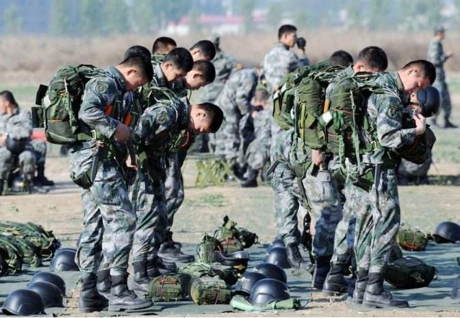 中国女特种兵霸气场面,英勇无畏,震撼人心,中国女特种兵英勇无畏的震撼场面,荣耀与力量的展现