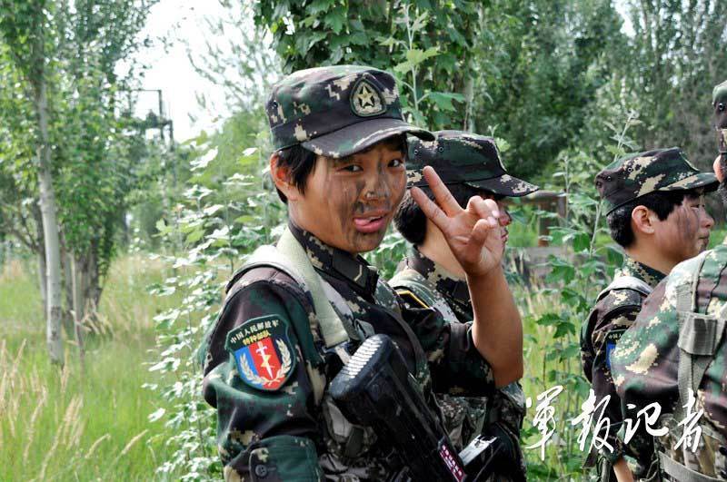 中国女特种兵霸气场面,英勇无畏,震撼人心,中国女特种兵英勇无畏的震撼场面,荣耀与力量的展现