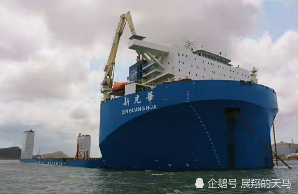 半潜船上运载的大型港口机械,一种高效、先进的物流解决方案,半潜船上搭载的大型港口机械,高效先进的物流解决方案