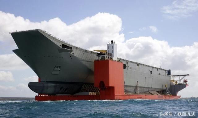 半潜船上运载的大型港口机械，一种高效、先进的物流解决方案，半潜船上搭载的大型港口机械，高效先进的物流解决方案