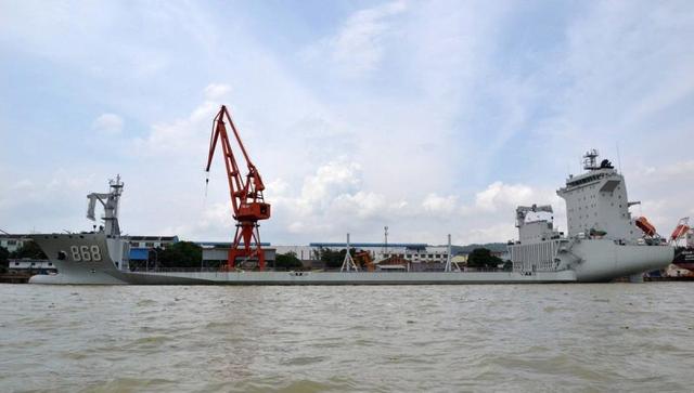 半潜船上运载的大型港口机械,一种高效、先进的物流解决方案,半潜船上搭载的大型港口机械,高效先进的物流解决方案