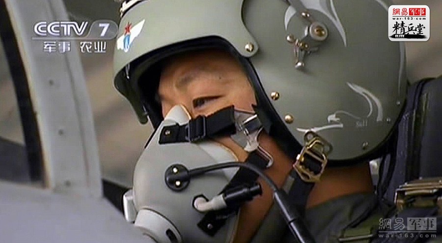 歼-10座舱盖高空爆炸事件与卢建军的英勇表现,歼-10座舱盖高空惊险瞬间,卢建军英勇表现获赞