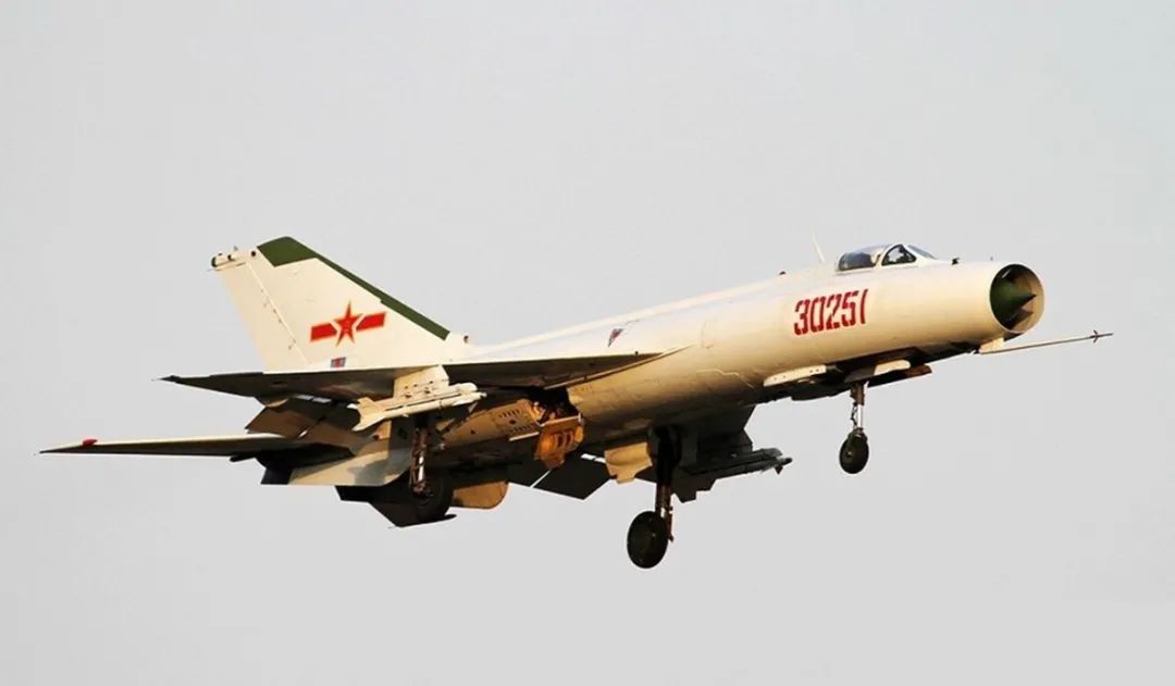 改进的歼8战斗机,中国空军力量的璀璨明珠,中国空军力量璀璨明珠,改进型歼8战斗机的崛起