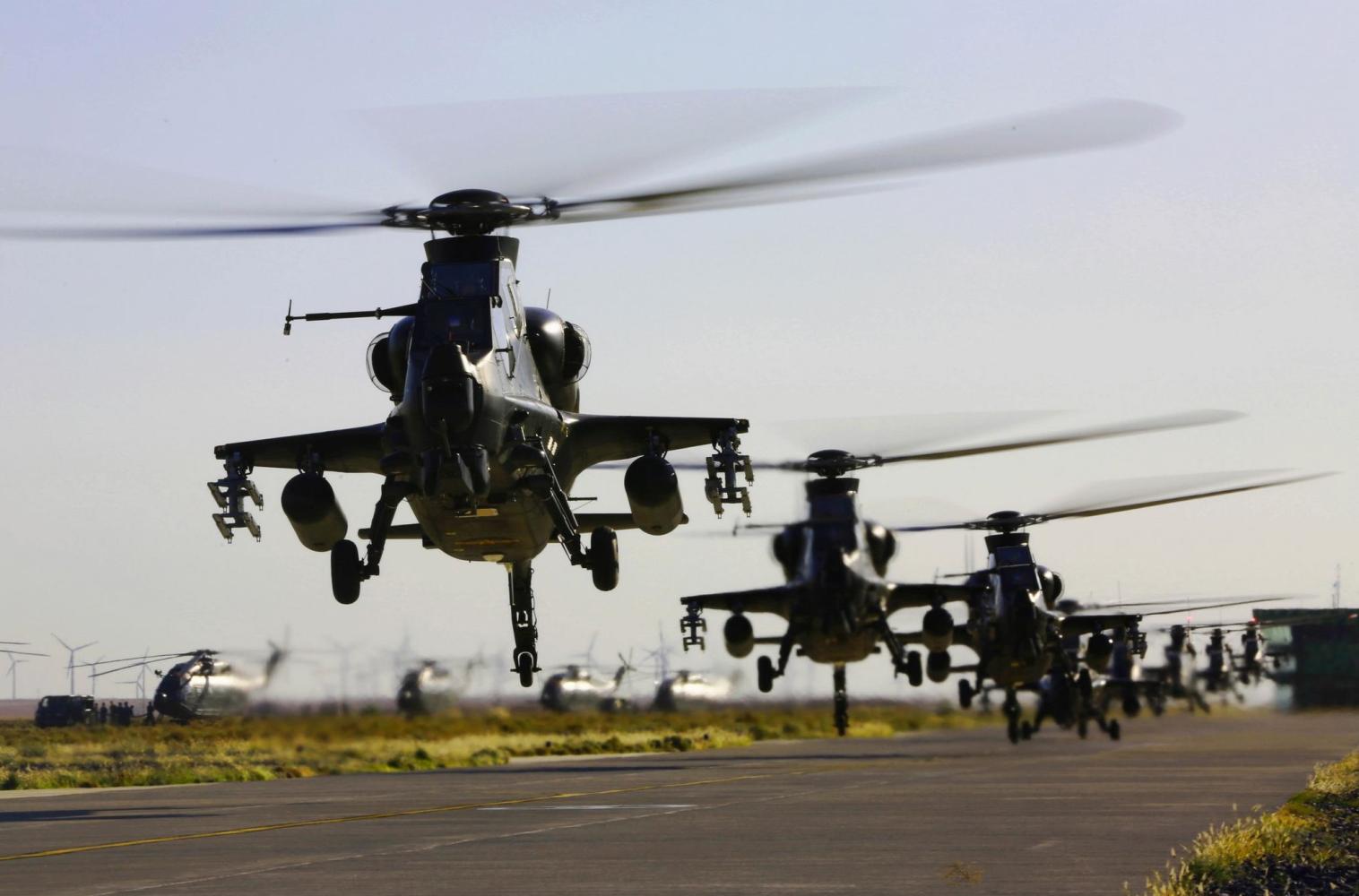 阿帕奇武装直升机满载,力量与威严的象征,阿帕奇武装直升机,满载力量与威严的象征