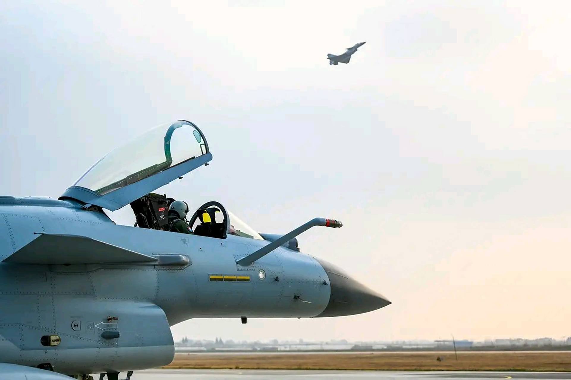 歼-10战斗机过载,性能与技术的完美结合,歼-10战斗机过载,性能卓越与技术巅峰的完美融合