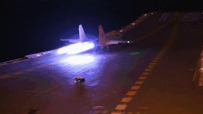 歼-15舰载机起降,探索中国航母舰载战斗群的空中力量核心,中国航母舰载战斗群空中力量核心,歼-15舰载机起降探索
