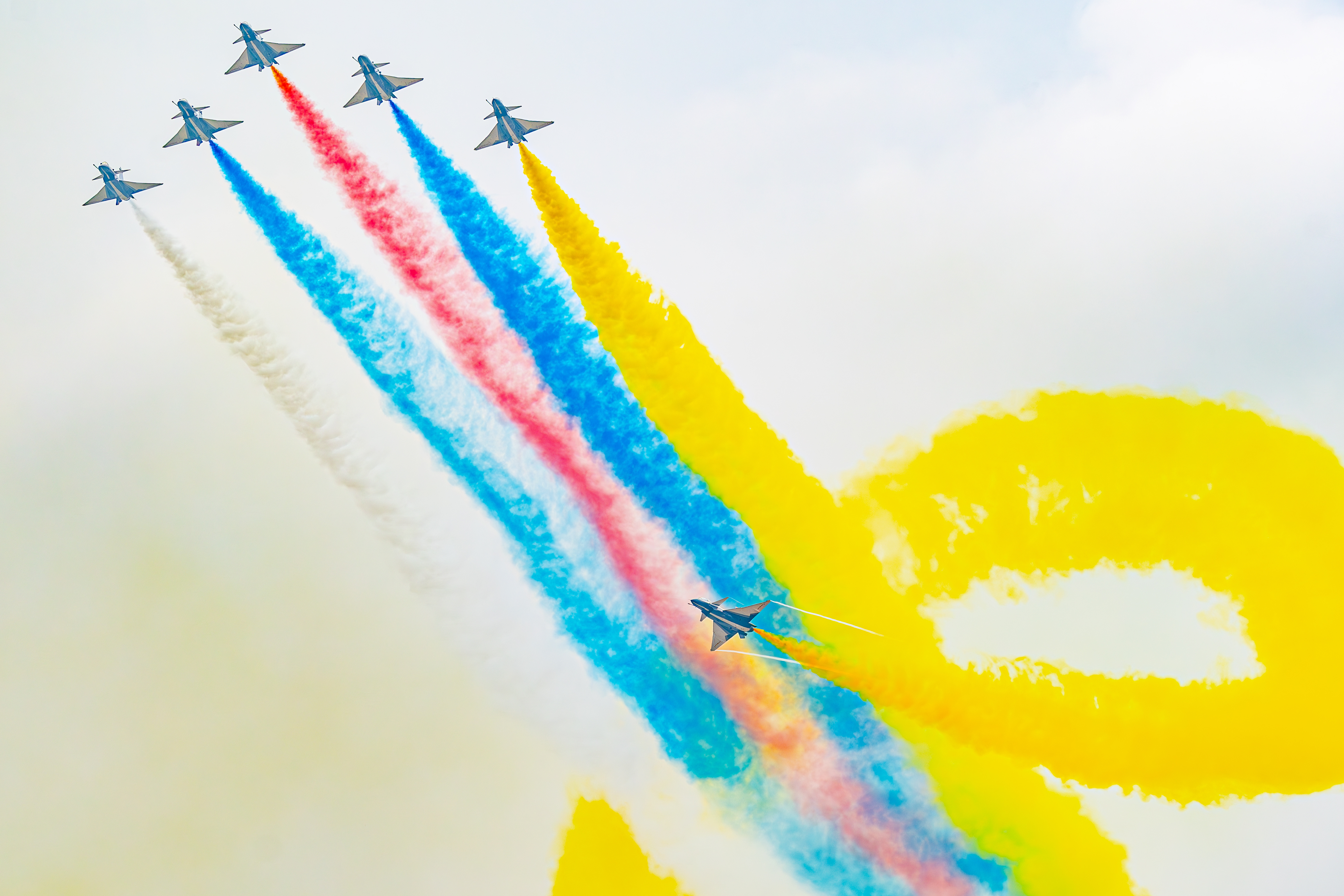 歼-10表演机炫舞泰国,展示空中力量的独特魅力,歼-10表演机泰国炫舞之旅,空中力量的独特魅力展示