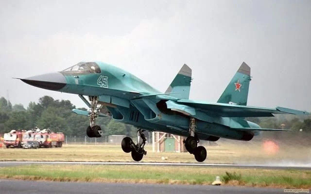 歼-16航程与载弹量的卓越表现,中国空军现代化进程的显著里程碑,歼-16卓越航程与载弹量,中国空军现代化进程的显著里程碑