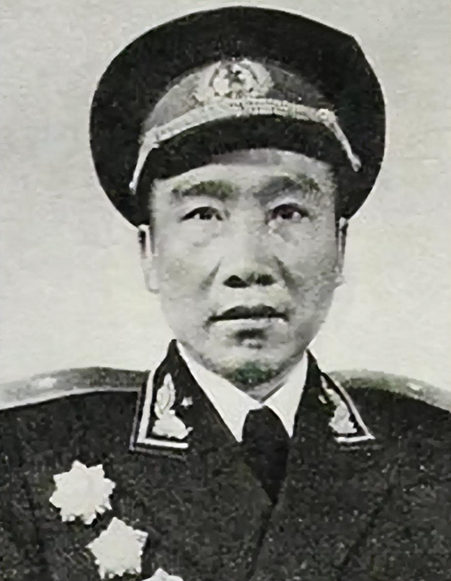 军装胸前熠熠生辉的徽章,荣耀与责任的象征,军装徽章,荣耀与责任的象征