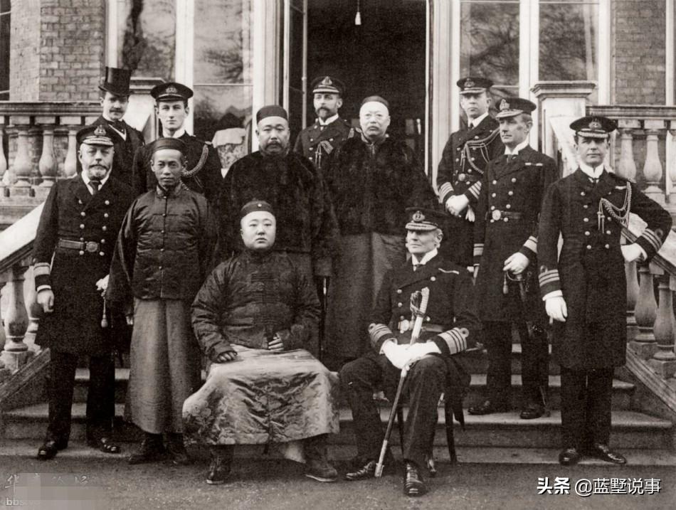 军装胸前熠熠生辉的徽章,荣耀与责任的象征,军装徽章,荣耀与责任的象征