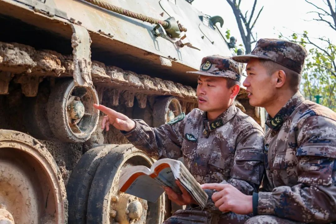 义务兵能否担任装甲兵,探讨可能性与条件,义务兵担任装甲兵的可能性与条件探讨