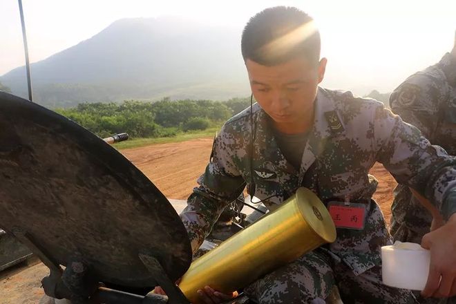 义务兵能否担任装甲兵,探讨可能性与条件,义务兵担任装甲兵的可能性与条件探讨