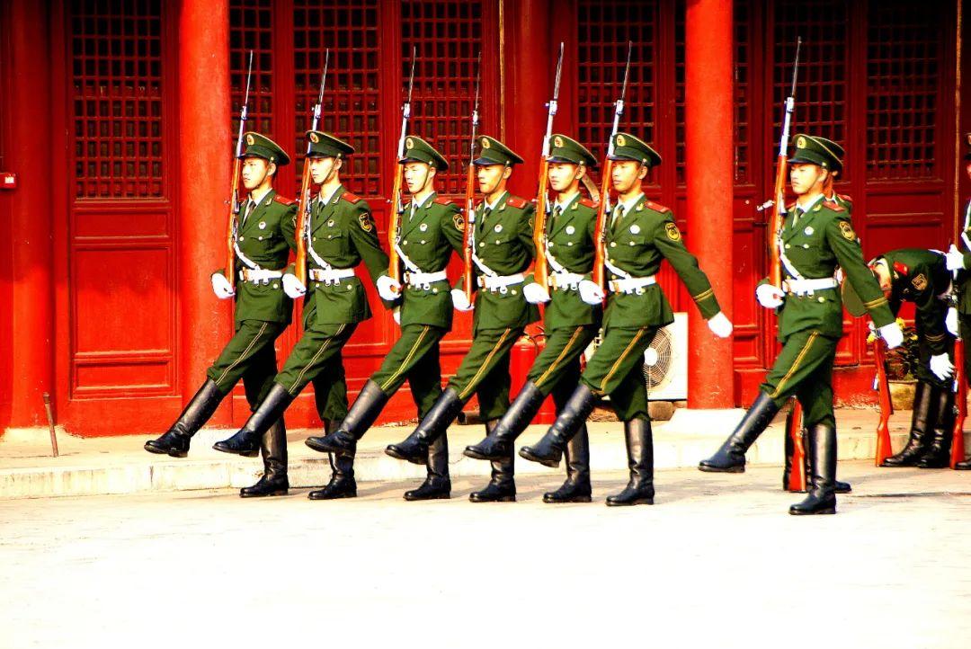 建军节三军仪仗队图片，荣耀与力量的展现，建军节三军仪仗队风采，荣耀与力量的展现