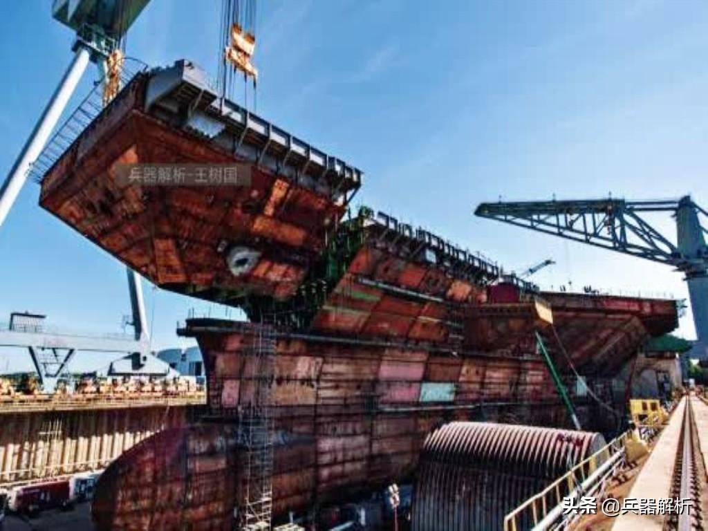 美国航母排水量揭秘,庞大的海上巨无霸究竟有多少万吨?,揭秘美国航母排水量,海上巨无霸究竟拥有多少万吨?