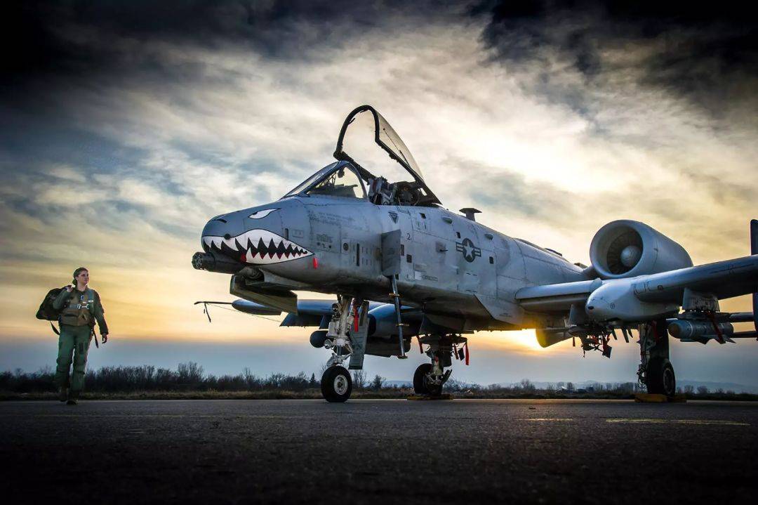 A-10攻击机的发动机布局利弊分析，A-10攻击机发动机布局优劣势解析