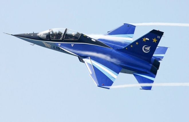 阡12战斗机,空中力量的璀璨明珠,阡12战斗机,空中璀璨明珠的力量展现