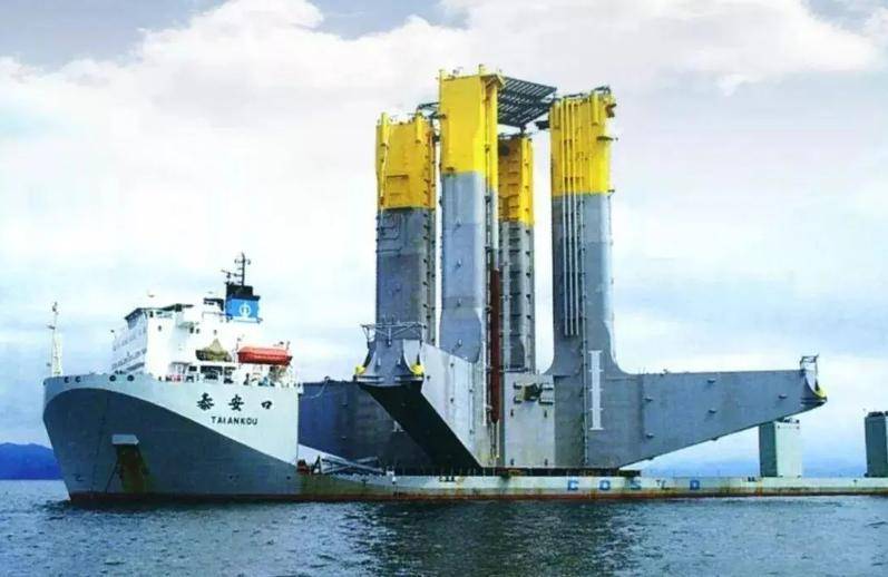 半潜船,大型设备的专业运输之选,半潜船,大型设备专业运输的优选方案