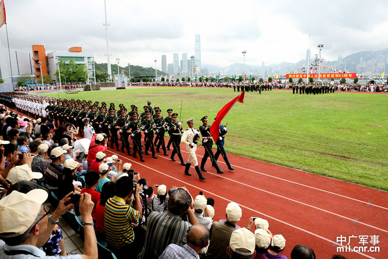 香港市民眼中的驻港阅兵,荣耀与责任的交织,香港市民眼中的驻港阅兵,荣耀与责任的辉映