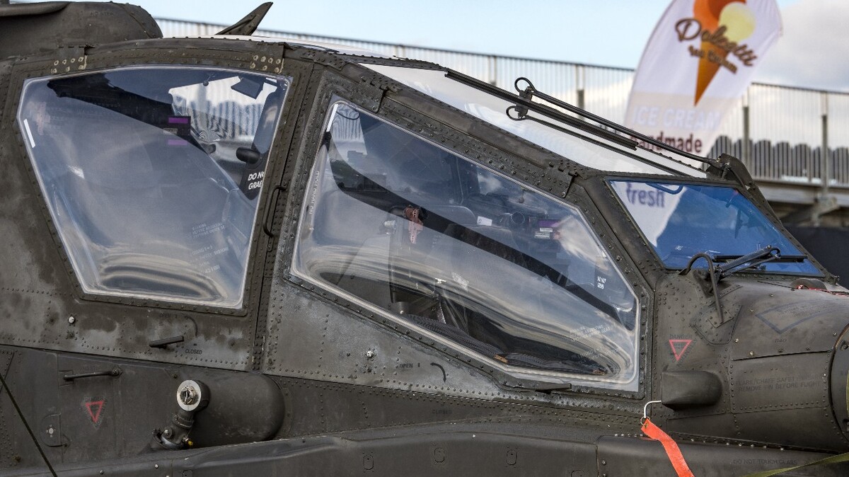 阿帕奇武装直升机内部图片,揭示强悍战斗力与精密构造,阿帕奇武装直升机内部揭秘,强悍战斗力和精密构造的图片展示