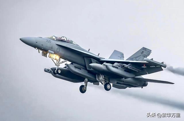 歼-15T与超级大黄蜂,两大空中巨无霸的优劣对比,歼-15T与超级大黄蜂,空中巨无霸的优劣对决