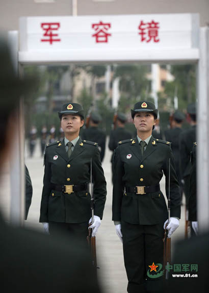 仪仗队女兵班长朱莹莹，坚韧与荣耀的象征，仪仗队女兵班长朱莹莹，坚韧之花在荣耀中绽放