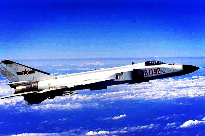 王伟驾驶的歼-8战机，英勇的天空守护者，王伟驾驶的歼-8战机，英勇的天空卫士