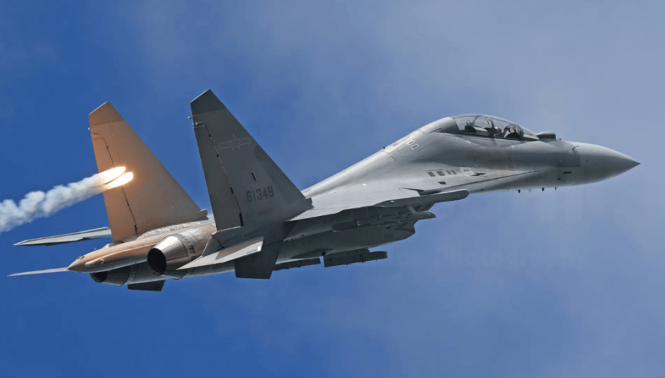 歼-16战机作战半径达2000公里,深度解析其技术特点与作战能力,深度解析歼-16战机技术特点与作战能力,作战半径达2000公里,展现超强战力