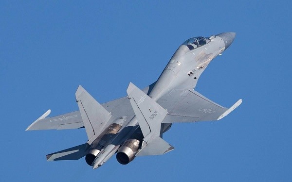 歼-16飞行员待遇，荣耀与责任并存，歼-16飞行员待遇，荣耀与责任同行