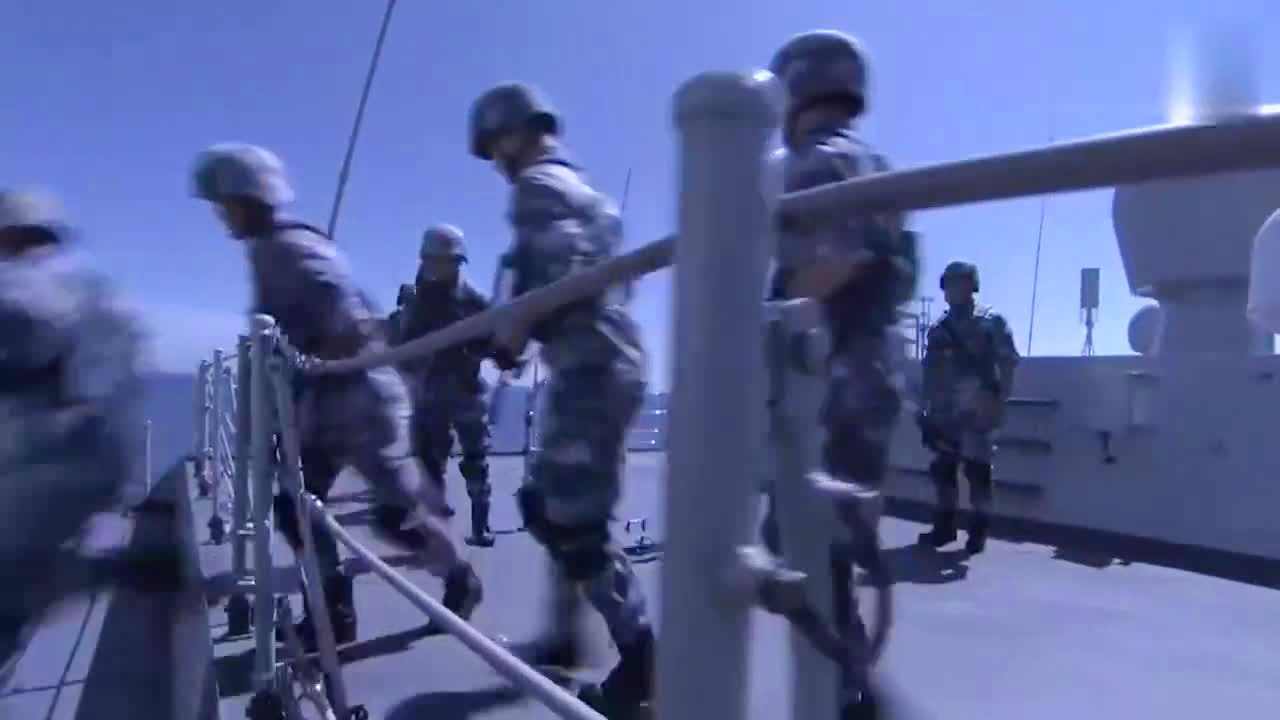 中国海军在亚丁湾打击海盗的视频，展现大国海军力量的英勇瞬间，中国海军在亚丁湾打击海盗瞬间，展现大国海军力量的英勇风采