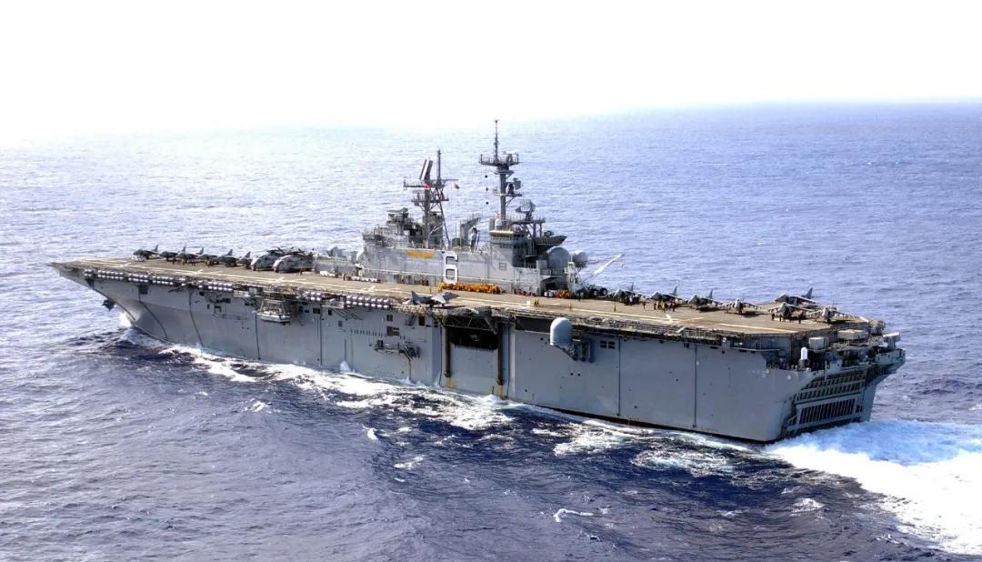 黄蜂级两栖攻击舰的车库甲板,功能与特性探讨,黄蜂级两栖攻击舰车库甲板功能及特性解析