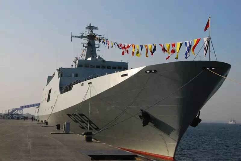 我国海军陆战队两栖作战舰艇昆仑山舰,力量与荣耀的象征,中国海军陆战队昆仑山舰,力量与荣耀的典范两栖作战舰艇