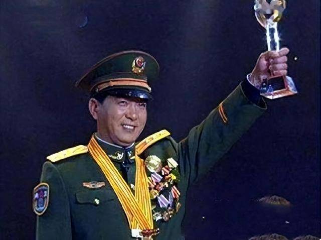 独臂将军丁晓兵,英勇无畏的传奇人生,独臂将军丁晓兵,英勇无畏的传奇人生之路