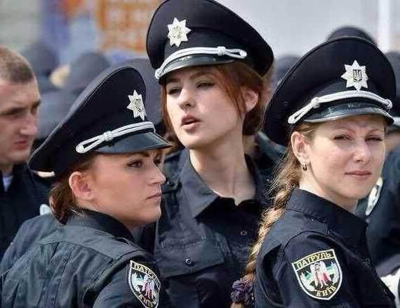 中国女兵颜值爆表，美丽与力量并存，中国女兵，颜值与力量并存的风采