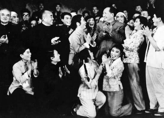 中国人民解放军仪仗队女兵抱着孩子的形象,荣耀与母爱的交织,中国人民解放军仪仗队女兵抱子形象,荣耀与母爱的完美交融