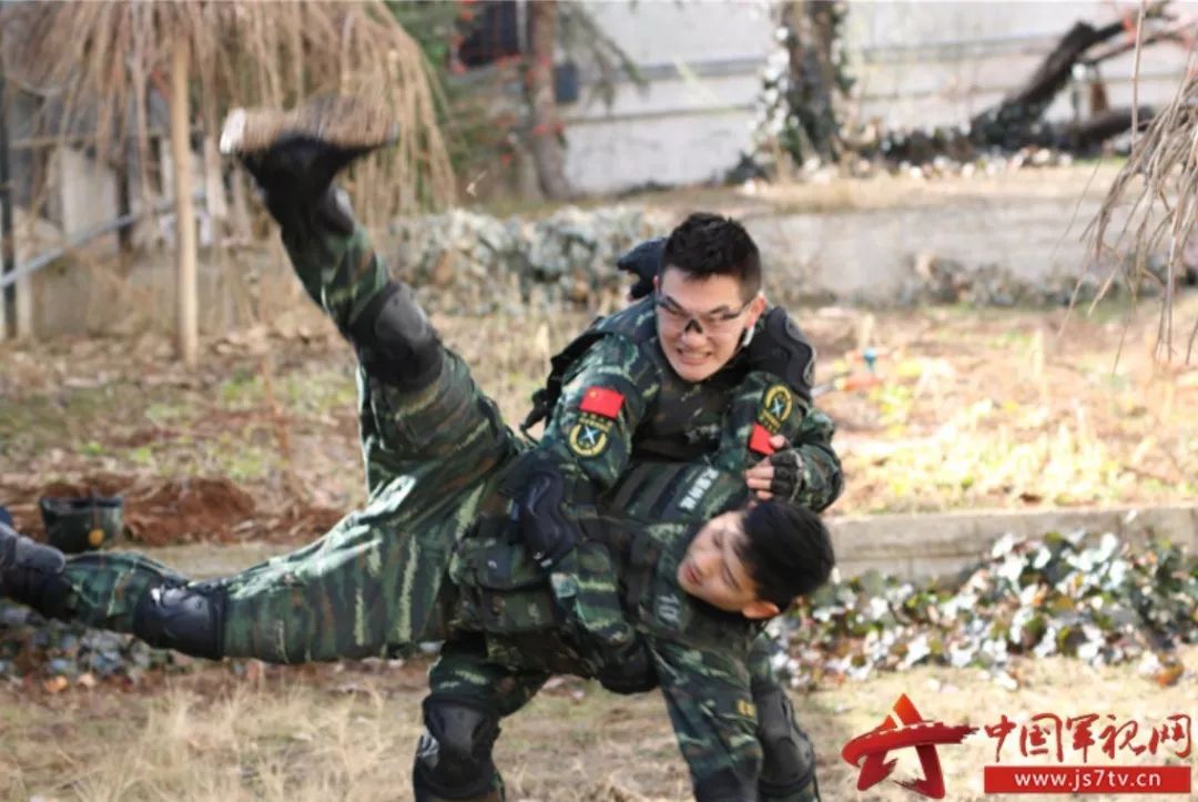 武警特战与特种兵,谁更厉害?,武警特战与特种兵,谁更胜一筹?