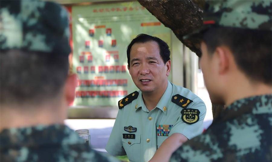 丁晓兵专访,坚韧不拔的军旅人生与独特视角的文学创作,丁晓兵军旅人生与文学创作专访,坚韧不拔与独特视角的交融