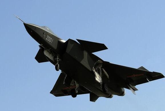 歼-20与F-22,究竟谁更厉害?,歼-20与F-22,谁更胜一筹?对比解析